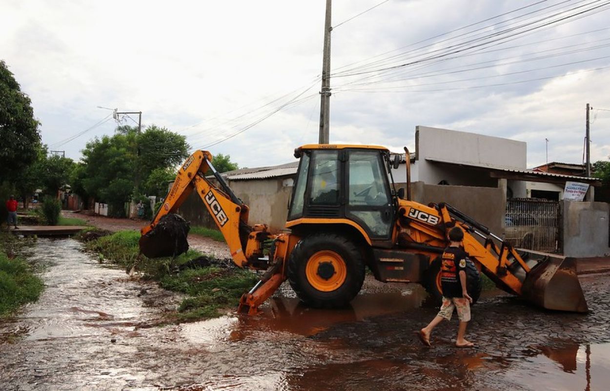 Após alagamento, equipes fazem limpeza bairro Morenitas II