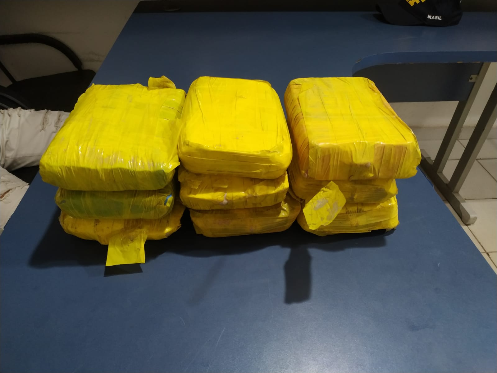 PRF apreende 9 kg de oxi em painel de veículo, no município de Capanema/PA