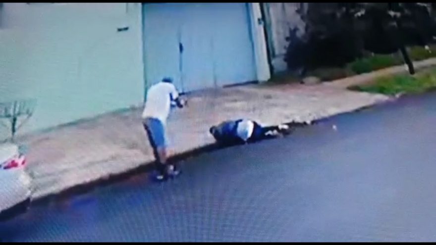 Vídeo mostra que atirador limpou a arma, que teria travado, e atirou mais uma vez, já com vítima caída