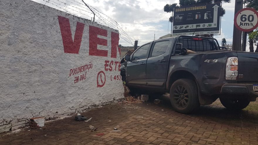 Caminhonete atinge muro em acidente na Rua Vitória