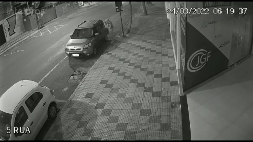 Câmera registra furto de Kia Soul, placas HTQ-2I60, na Rua Souza Naves
