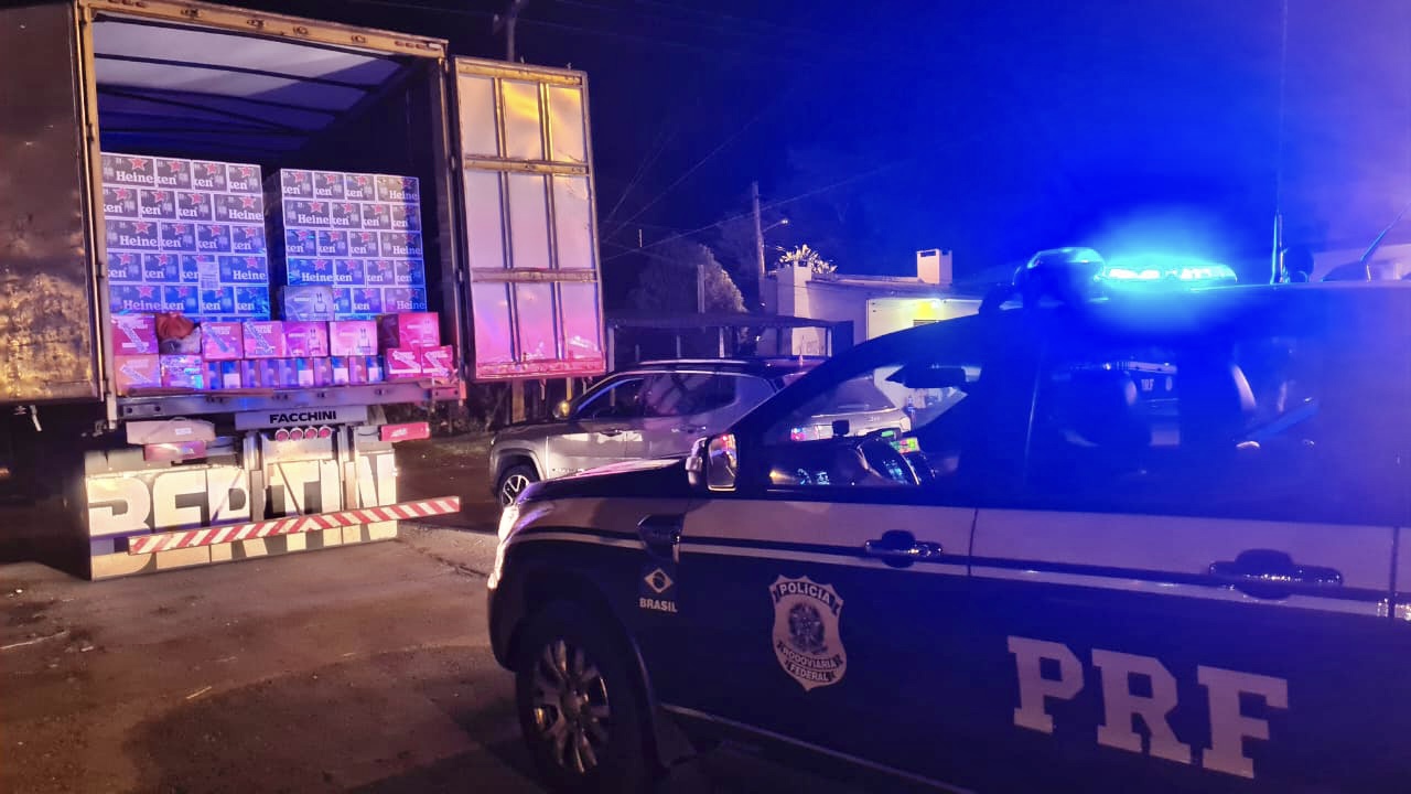 PRF apreende caminhão com grande quantidade de bebidas importadas