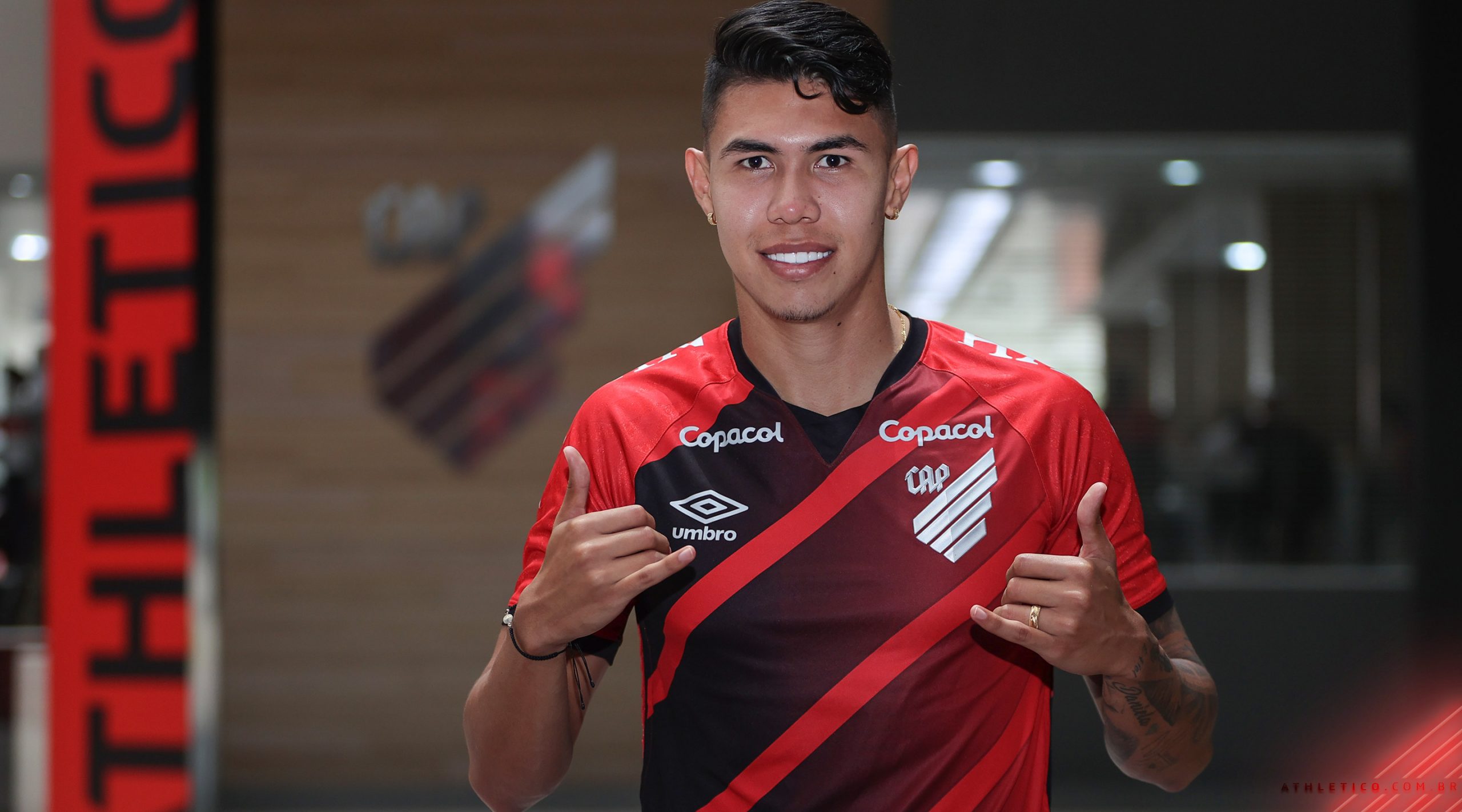 Athletico Paranaense prorroga contrato do zagueiro Nico Hernández