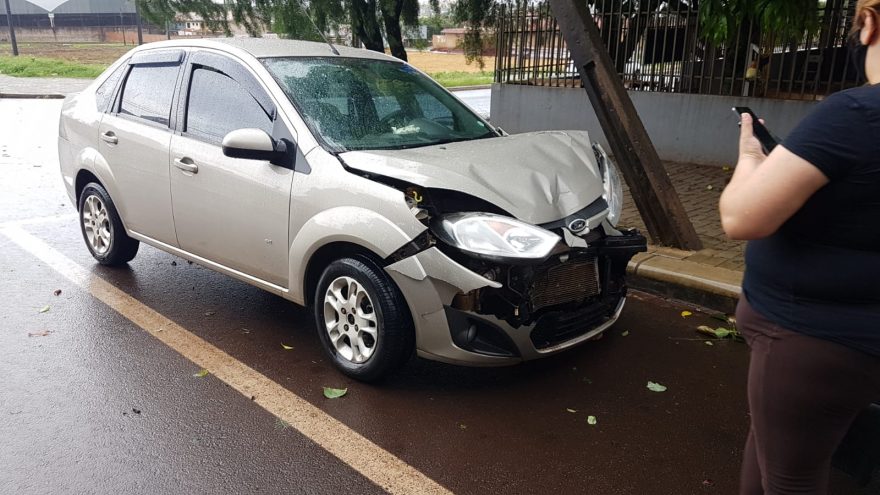 Carros se envolvem em colisão no Santo Onofre e idoso fica ferido