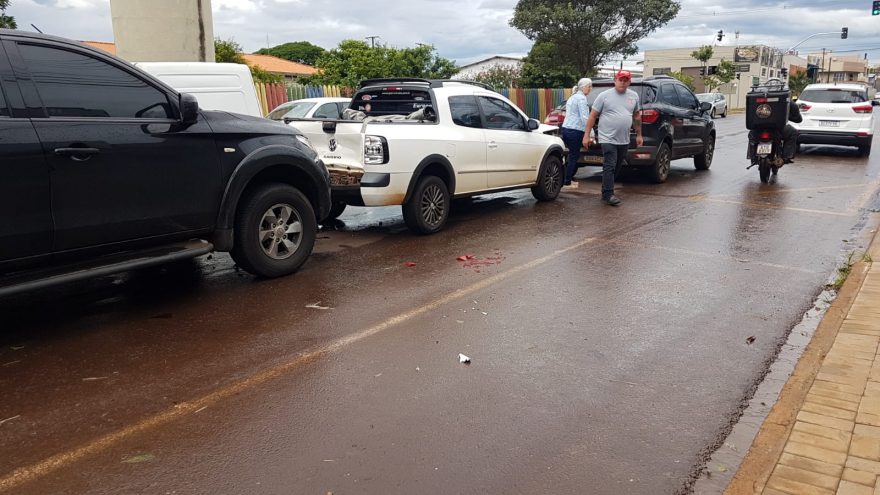 Três veículos se envolvem em engavetamento na Rua Jorge Lacerda