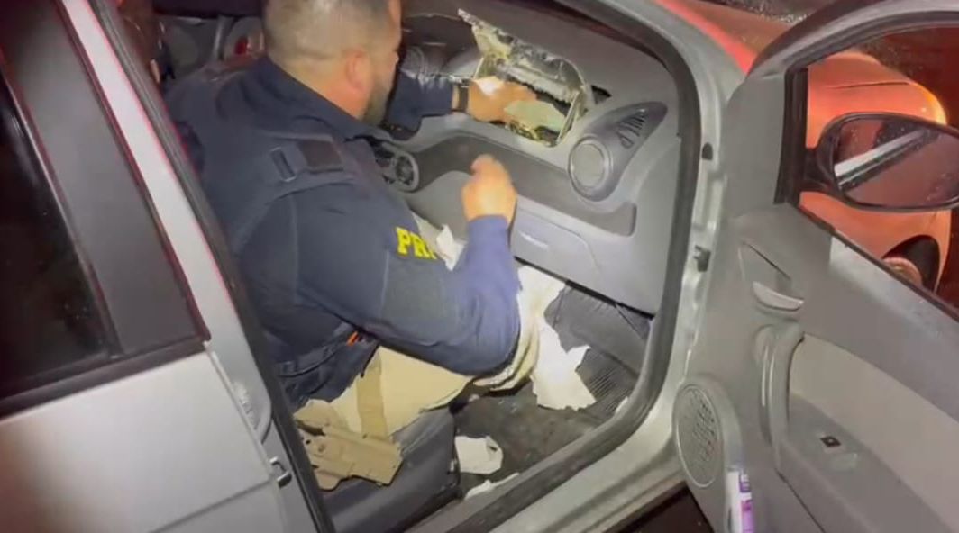 PRF apreende mais de 60 mil reais e dois simulacros de arma de fogo