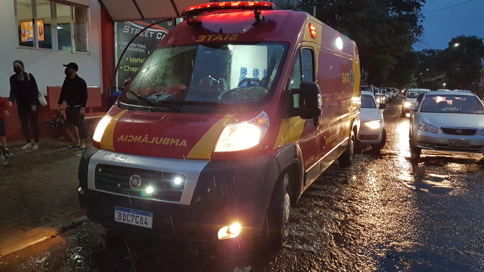 Homem sofre contusão após queda e é socorrido pelo Corpo de Bombeiros