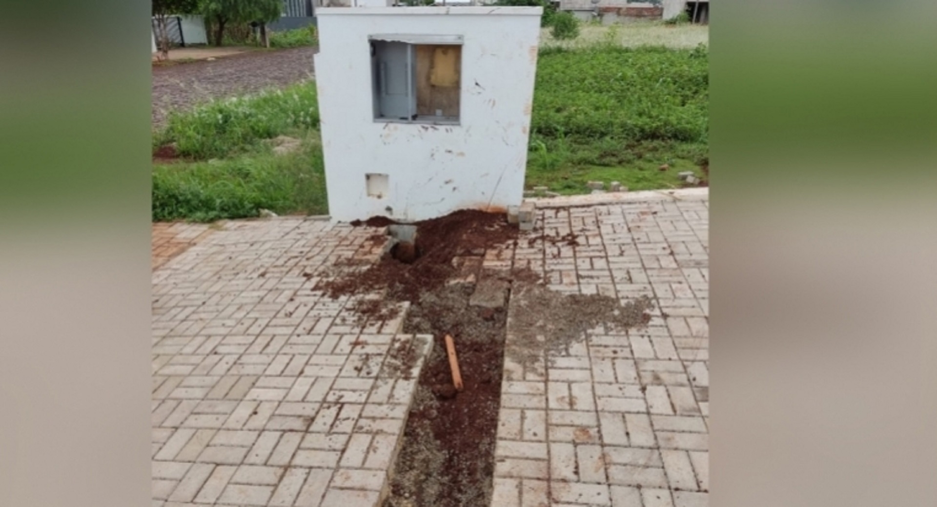 Ladrões destroem calçada para furtar cabos de energia em Medianeira