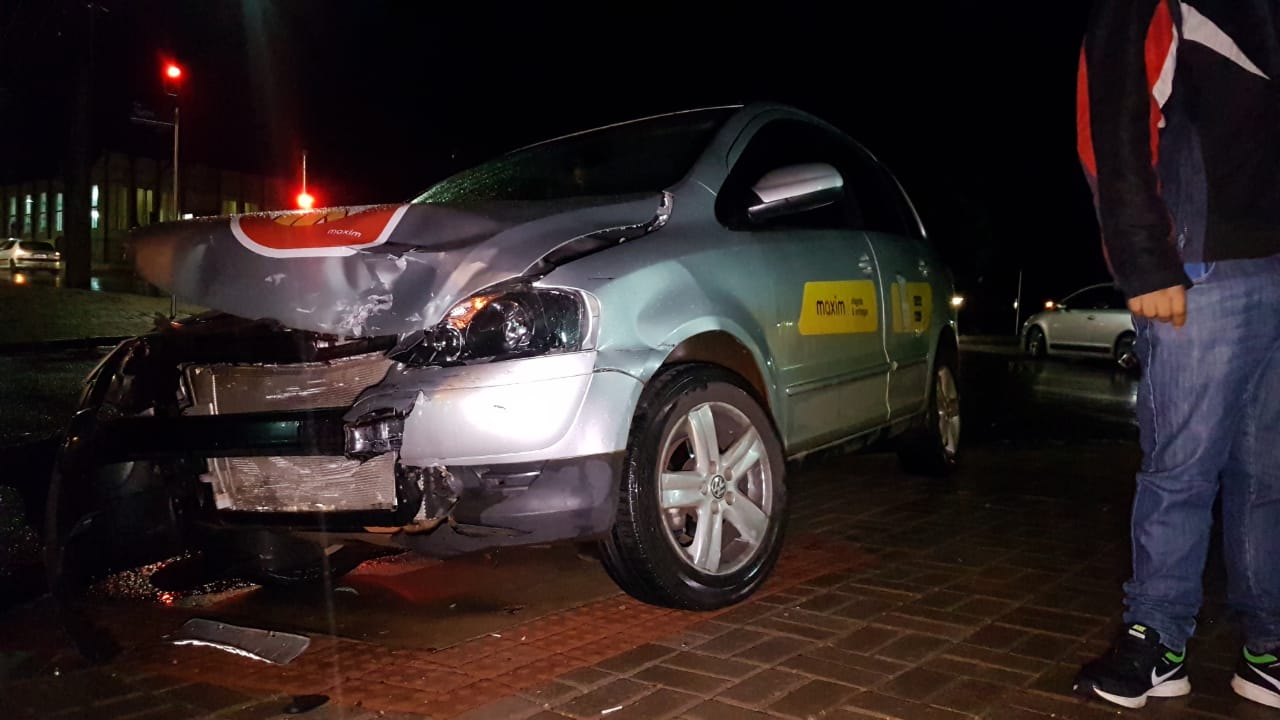 Acidente entre dois carros é registrado na Rua Itália, em Cascavel