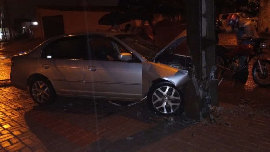 Condutor bate Honda Civic contra poste e foge do local; poste fica prestes a cair