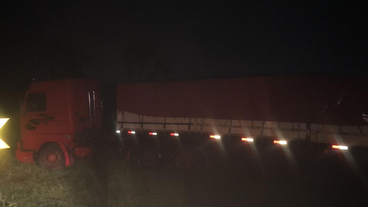 Trafegando na chuva, caminhoneiro perde o controle e carreta sai da pista na BR-277