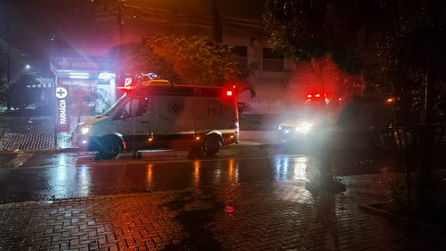 Rapaz etilizado e agressivo sofre queda e é socorrido pelo SAMU no Bairro Esmeralda