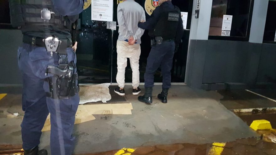 Jovem é preso pela Guarda Municipal acusado de descumprir medida protetiva no Bairro Interlagos