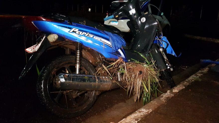 Veja como ficou a motocicleta conduzida pelo rapaz que caiu em valeta na Av. Piquiri