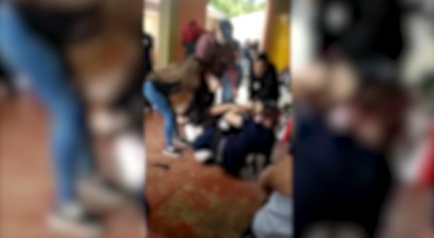 Puxões de cabelo, socos e tapas; vídeo flagra várias adolescentes brigando em Colégio no Alto Alegre