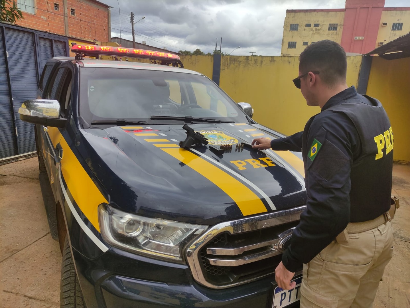 PRF encontra pistola com condutor na BR-230