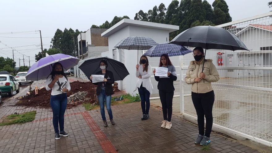 Mesmo debaixo de chuva, pais fazem manifestação no Cmei Nair Pandolfo Zaffari, devido a falta de servidores