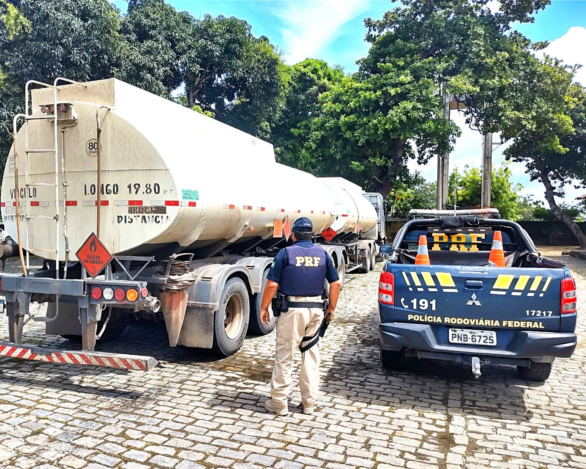 PRF (CE) APREENDE CARRETA COM 45.000 LITROS DE COMBUSTÍVEL