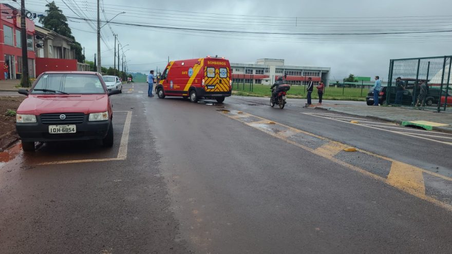 Homem fica ferido após colisão entre carro e moto na Avenida das Pombas