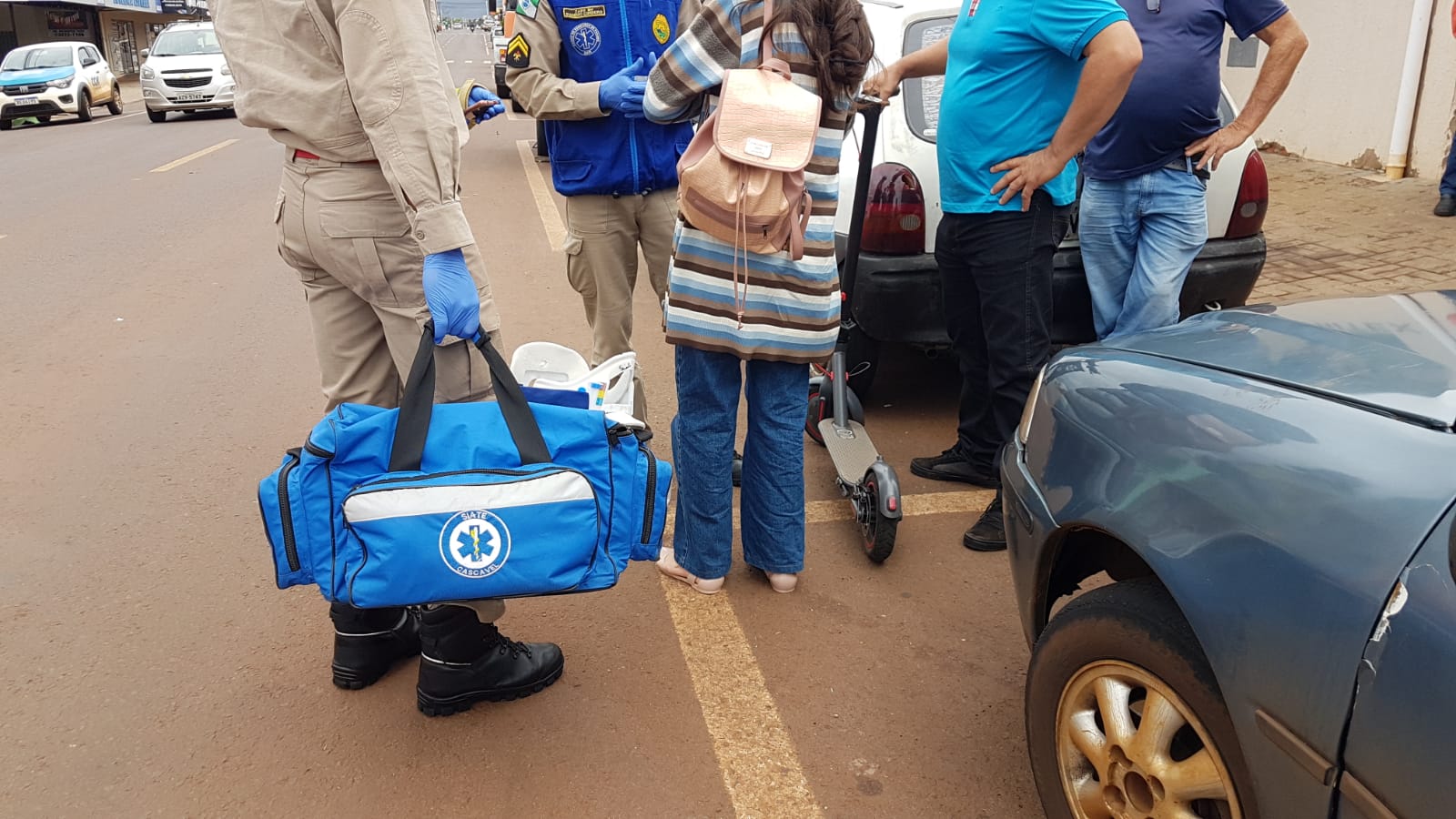 Mulher fica ferida ao colidir patinete em carro no Santa Cruz