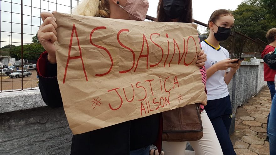 Manifestação em apoio a Ailson Augusto Ortiz é realizada em frente à delegacia; #JustiçaPorAilson