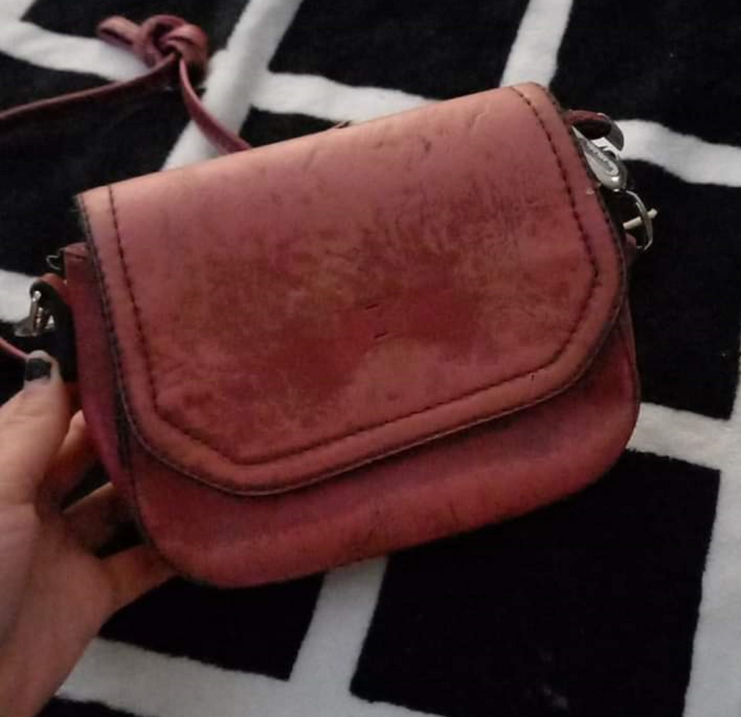 Bolsa com celular e documentos pessoais em nome de Analice Pereira dos Santos é encontrada