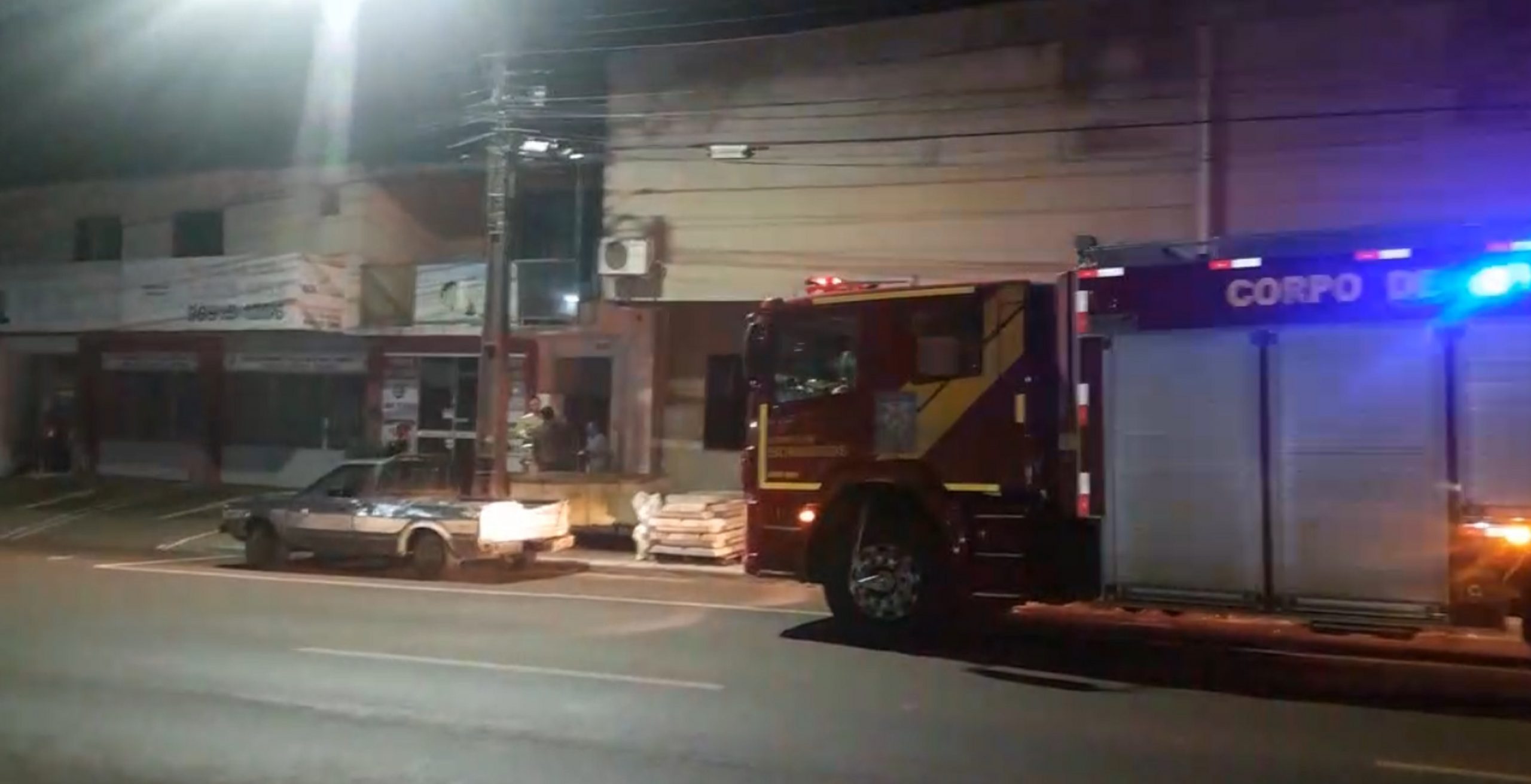 Curto-circuito em apartamento mobiliza equipes do Corpo de Bombeiros no Bairro Santo Onofre