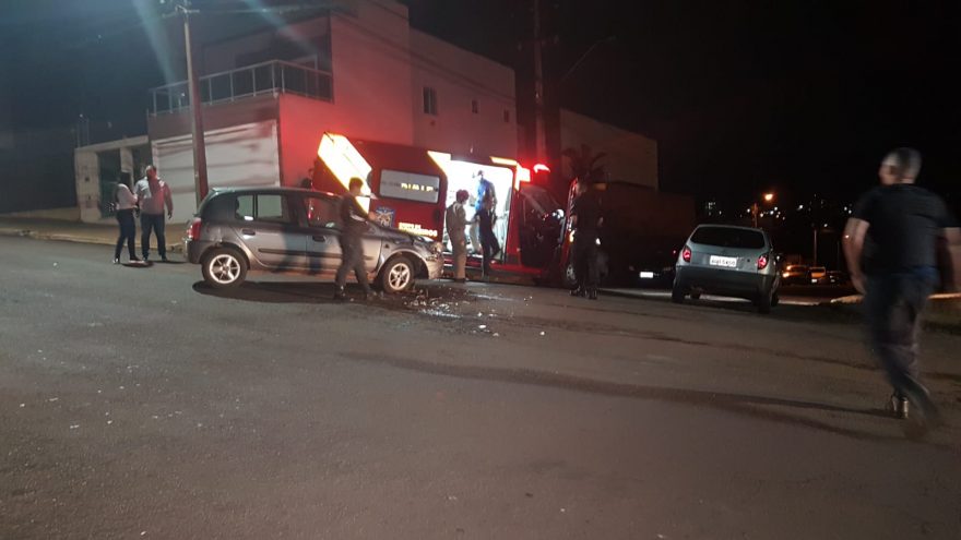 Colisão de trânsito deixa dois carros danificados no bairro Parque São Paulo