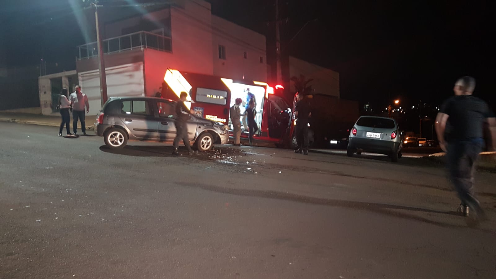 Colisão de trânsito deixa dois carros danificados no bairro Parque São Paulo