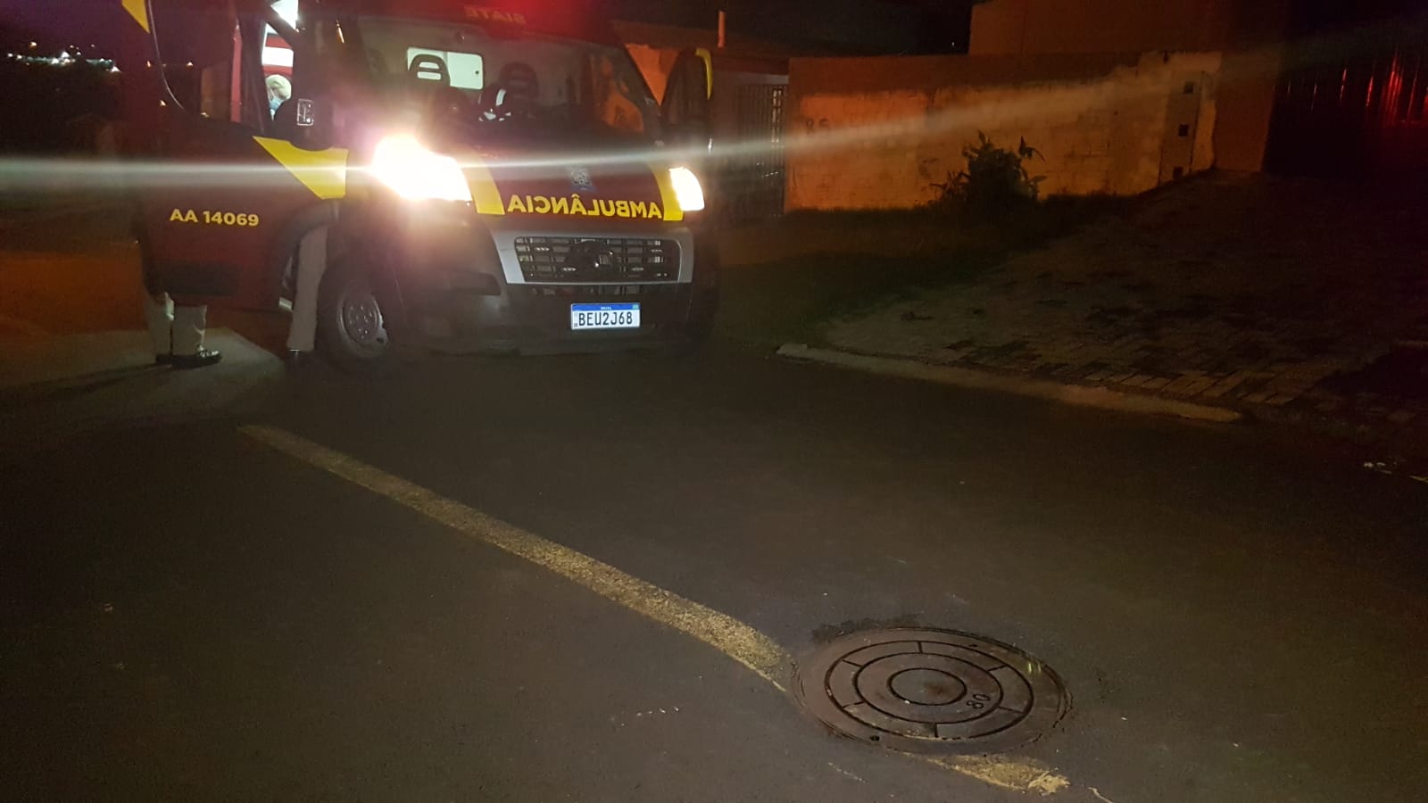 Ciclista cai após passar sobre relevo de bueiro localizado no meio da rua