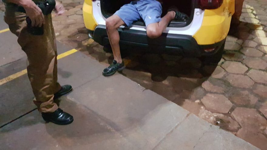 Homem é detido pela PM após furtar garrafa de rum, salame e sanduíche em supermercado na Av. Brasil