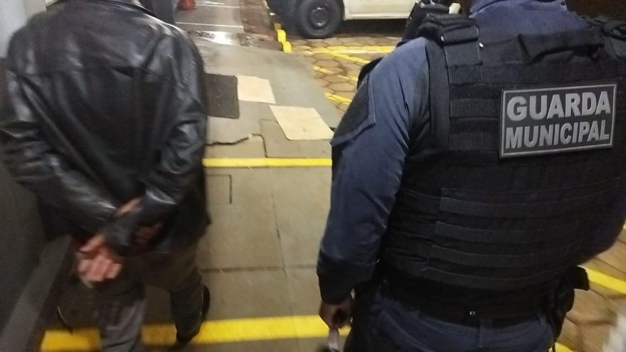 Homem embriagado é detido pela GM fazendo “zigue-zague” com um furgão