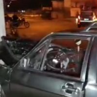 Imagem referente a Motorista embriagado causa forte colisão contra poste; crianças ficam feridas