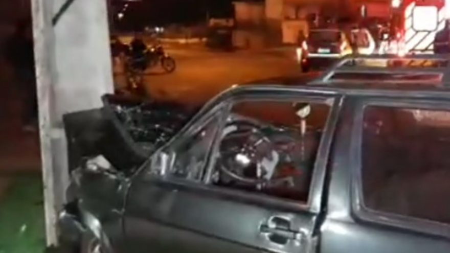Motorista embriagado causa forte colisão contra poste; crianças ficam feridas