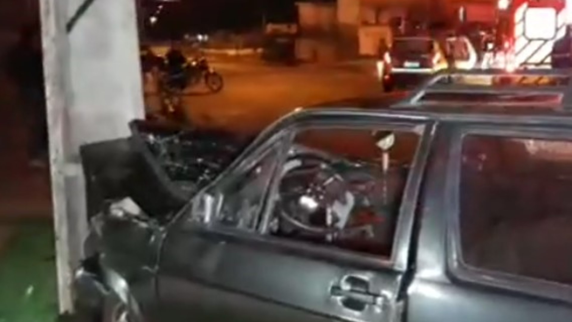 Motorista embriagado causa forte colisão contra poste; crianças ficam feridas
