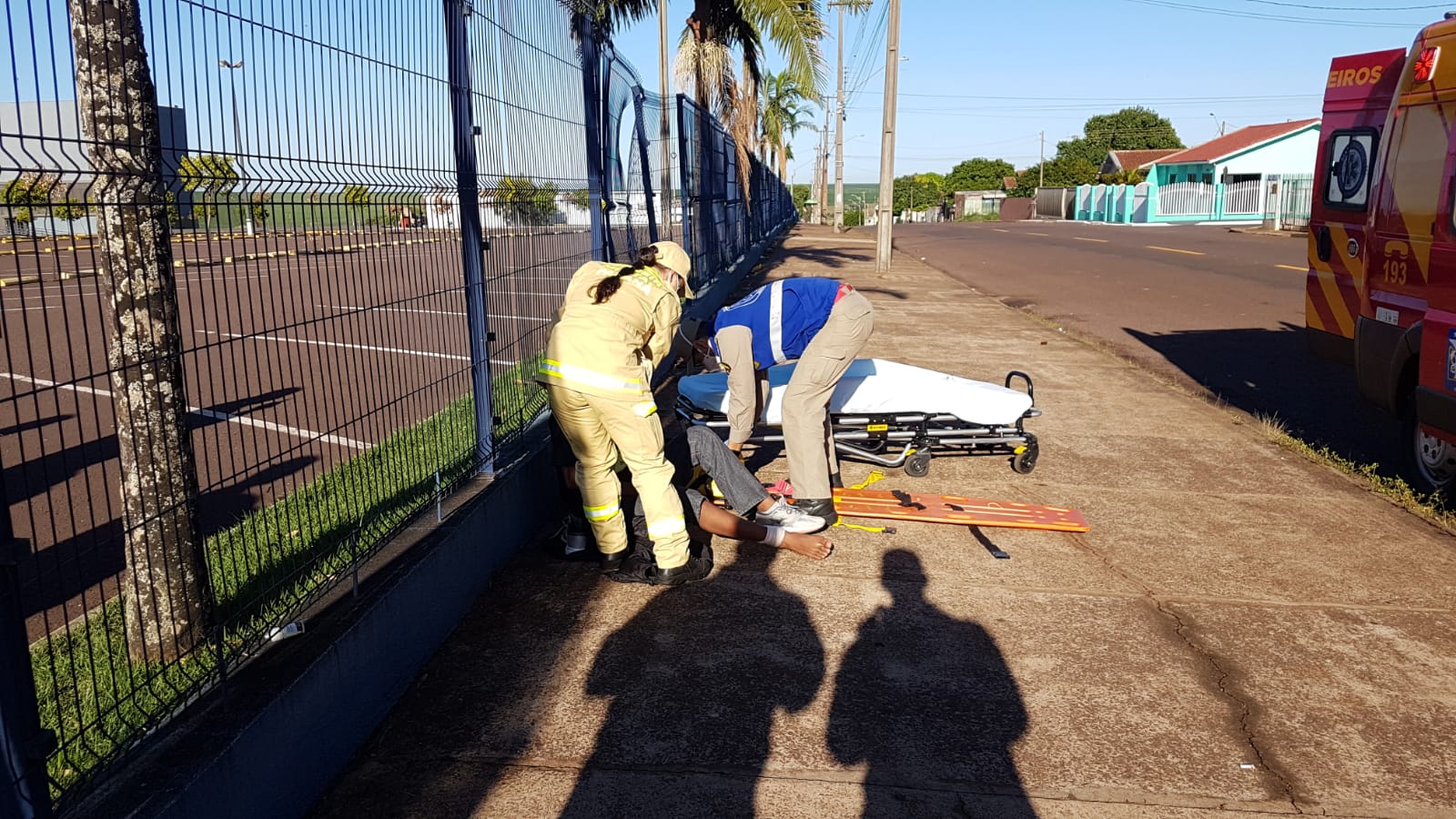 Motociclista fica ferido ao colidir em grade de portão no Santa Cruz