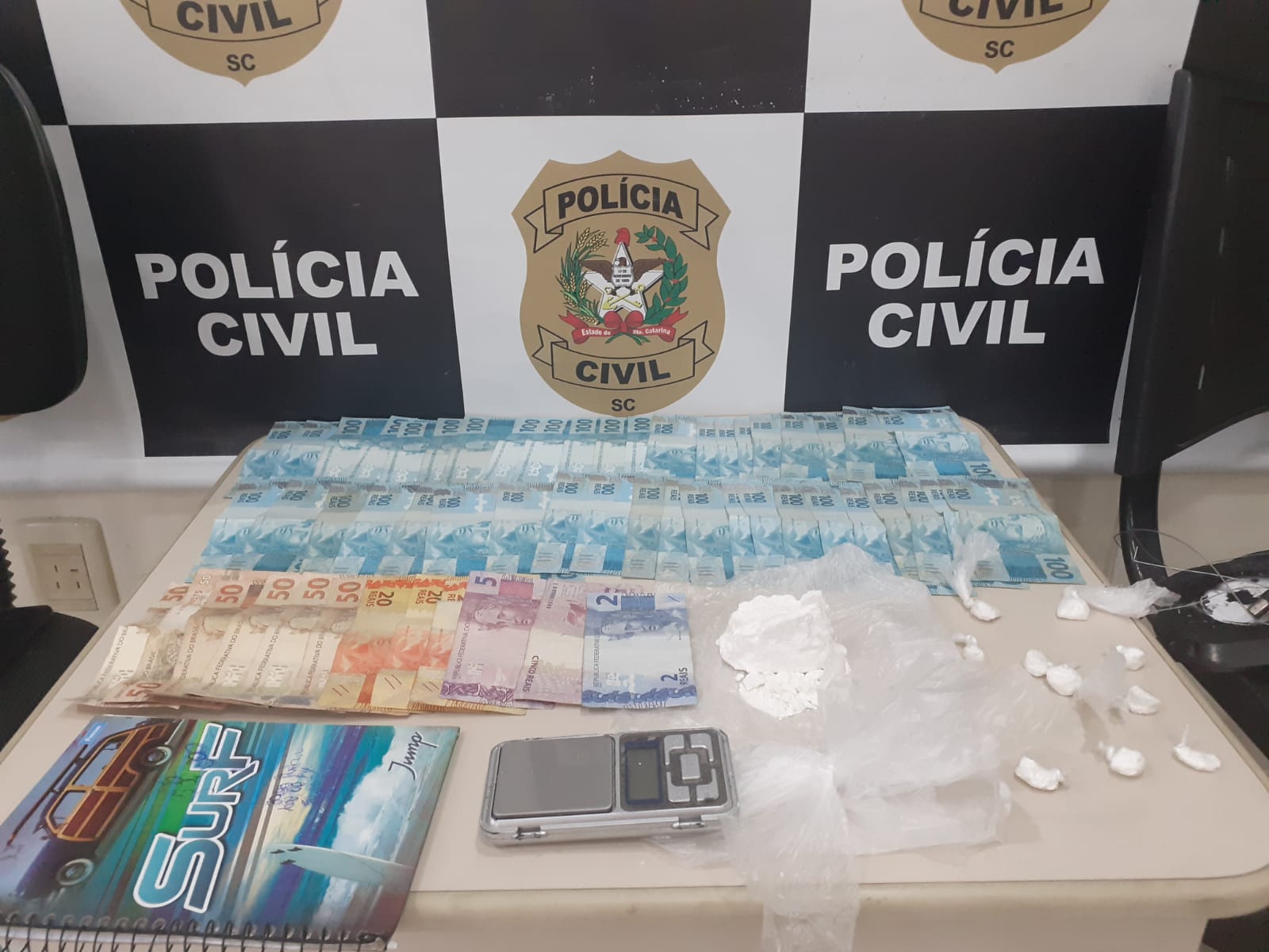 Polícia Civil faz prisões em sala usada para o tráfico de cocaína em Balneário Camboriú