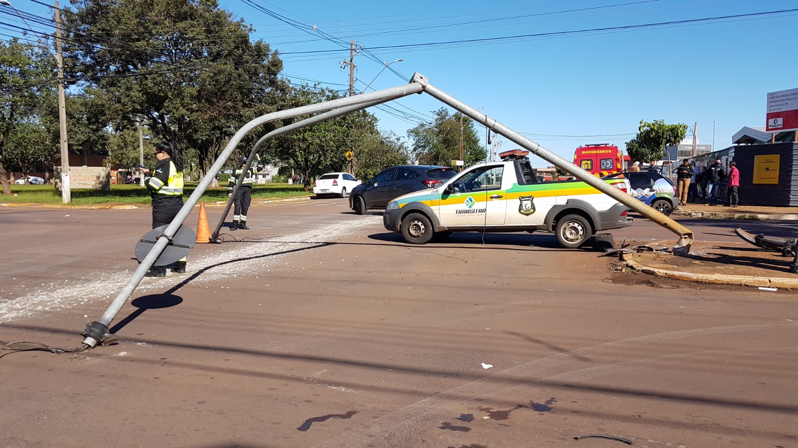 Forte colisão de trânsito é registrada na Av. Assunção; semáforo caiu sobre motociclista