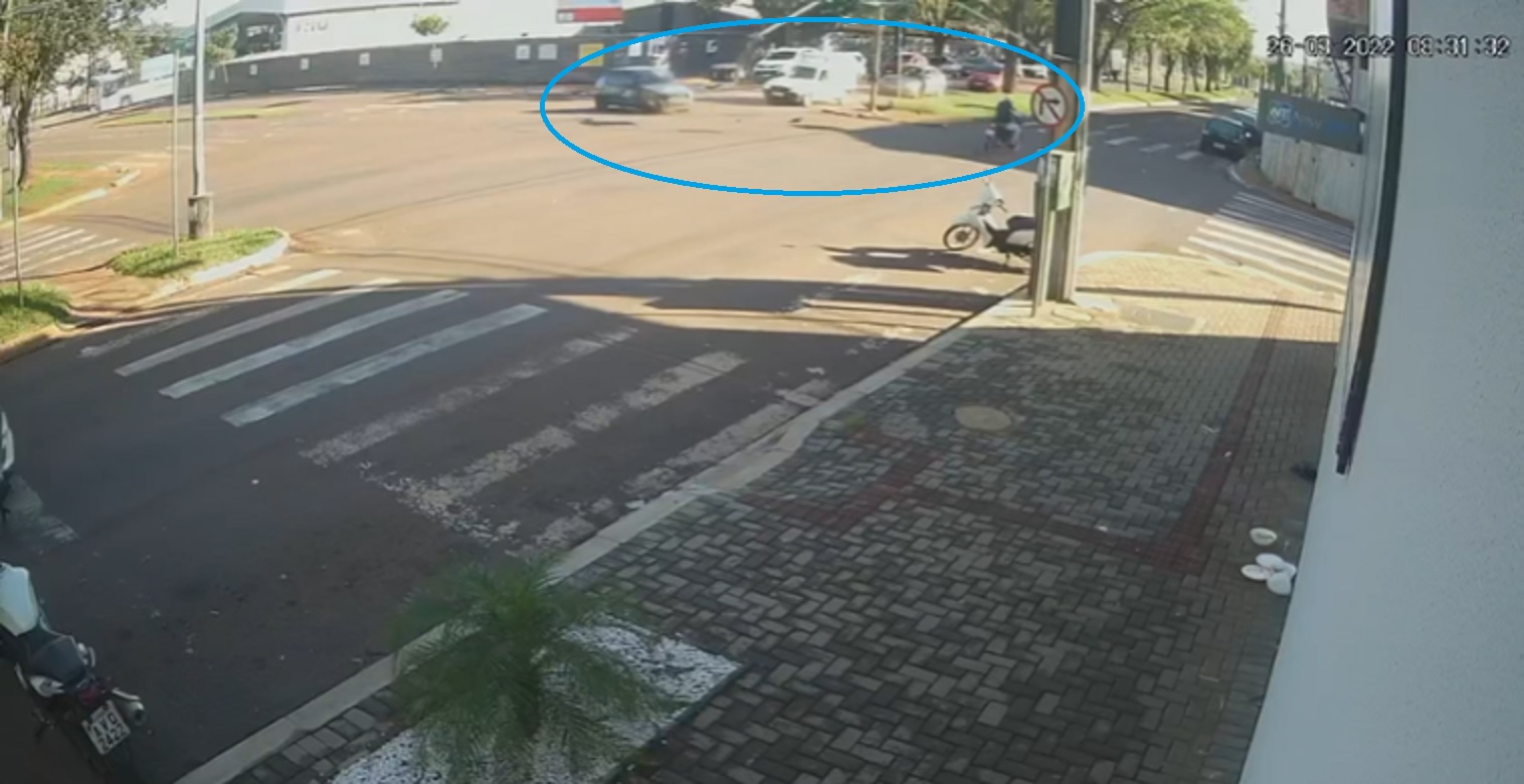 Impressionante: câmera flagra carro derrubando poste e motociclista sendo atingido