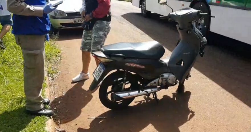 Motociclista sofre suspeita de fratura em joelho em acidente no Morumbi