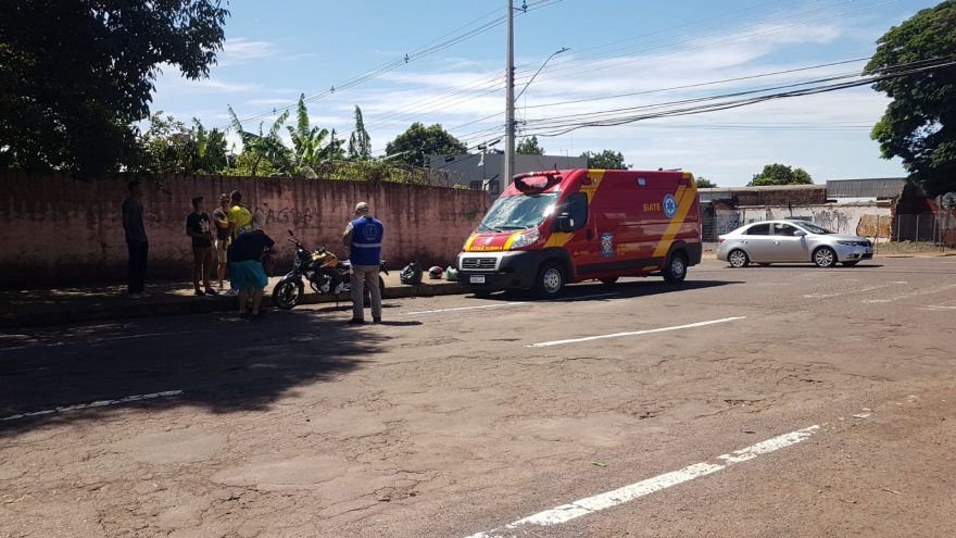 Acidente envolvendo carro e moto deixa duas pessoas feridas na Avenida Carlos Gomes