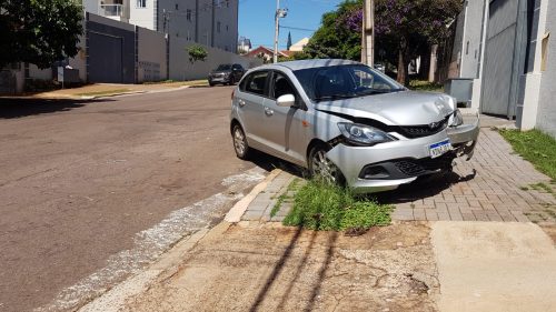 Carro batido é abandonado em cima de calçada na rua Castro Alves