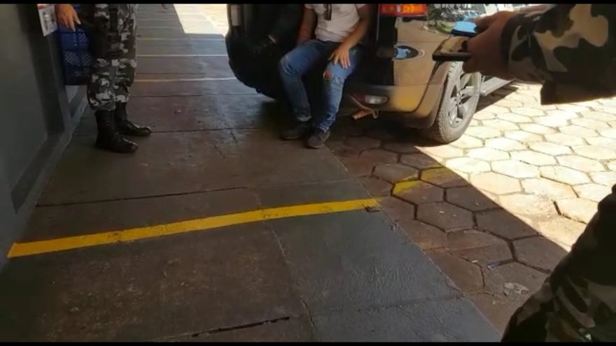 Após assalto na BR-277 e PRF ser baleado, Choque de Cascavel auxilia nas buscas e detém três envolvidos
