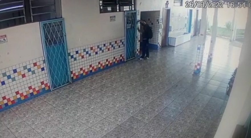 Câmera de segurança flagra homem que invadiu escola no Bairro Cascavel Velho