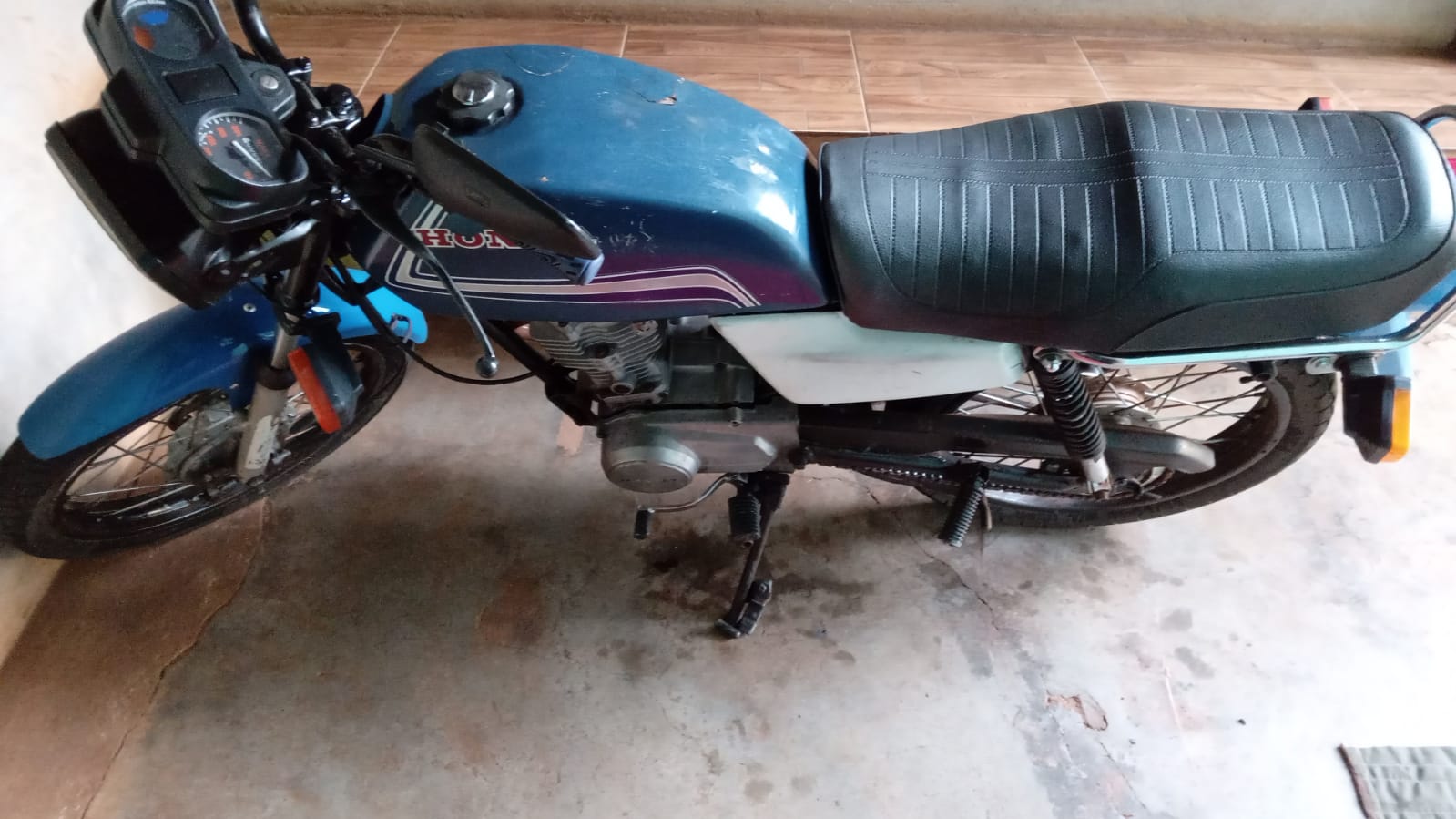 Moto com placa AHS-2099 é furtada e dono registra boletim de ocorrência