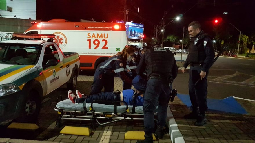 Convulsionando, homem é socorrido pelas equipes da GM, Transitar e Samu na Região Central