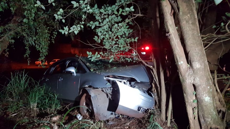 Jovens batem carro contra árvore e são socorridos pelo Corpo de Bombeiros