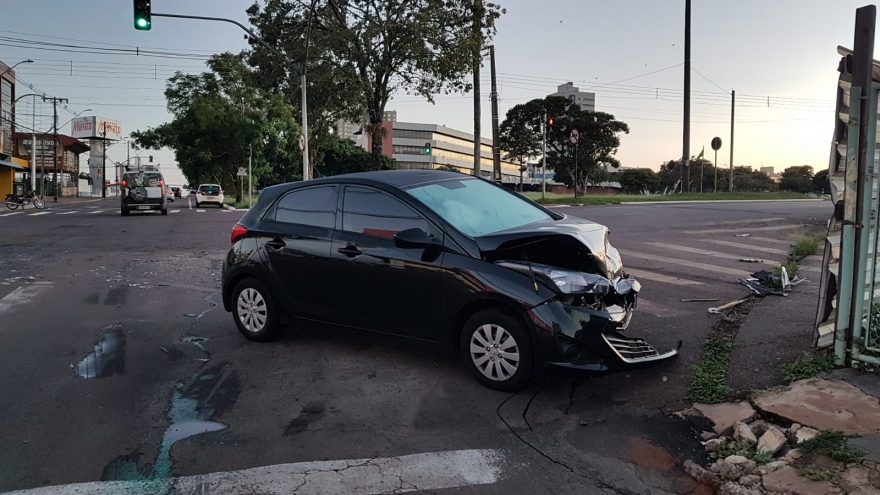 Carros se envolvem em colisão na Rua Juscelino Kubitschek com a Avenida Brasil