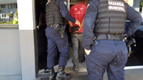 Procurado pela Justiça é detido pela Patrulha Maria da Penha da Guarda Municipal Imagem referente a Procurado pela Justiça é detido pela Patrulha Maria da Penha da Guarda Municipal