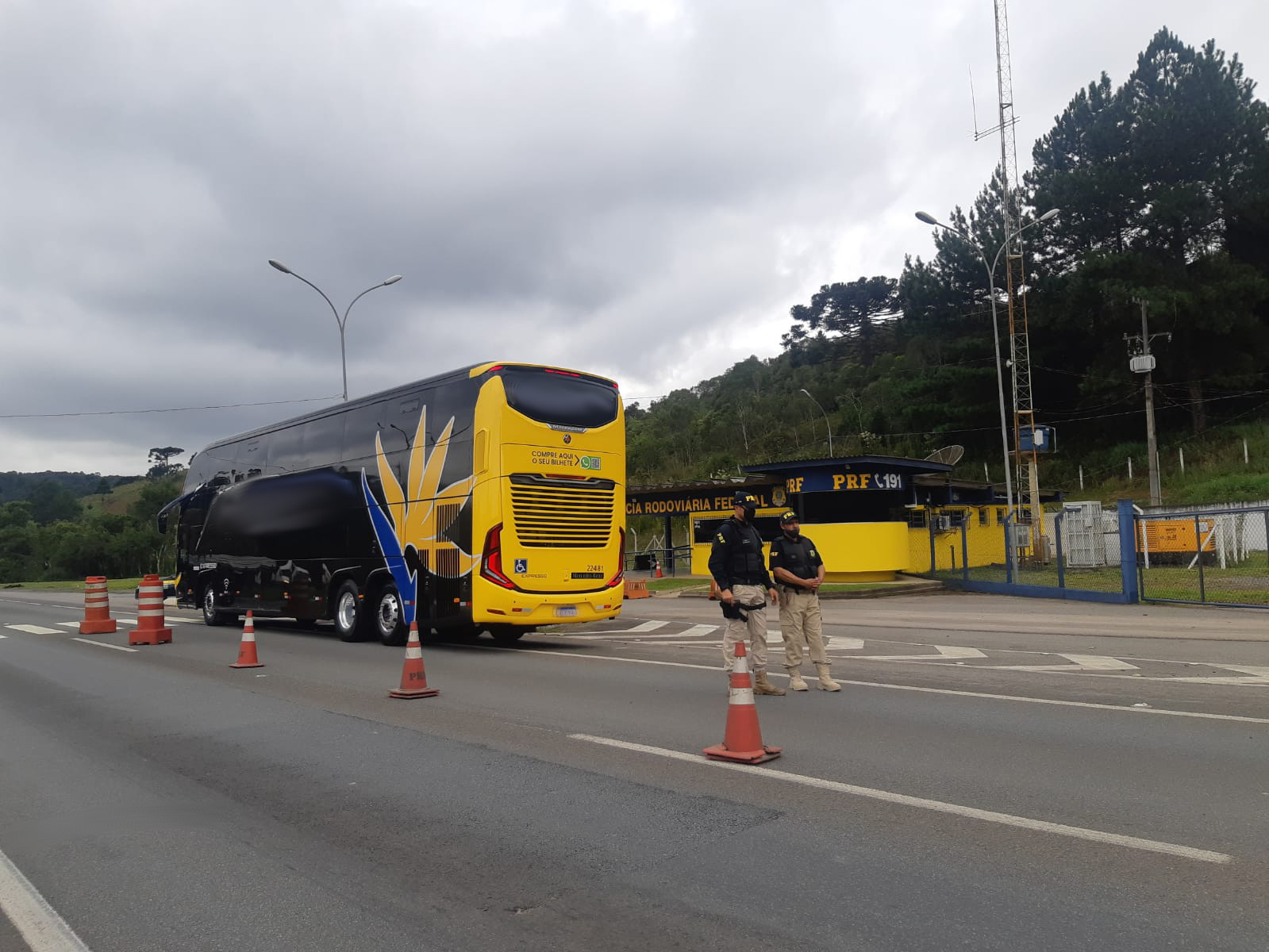 PRF flagra motorista bêbado que transportava 29 pessoas no Paraná